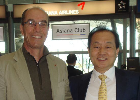 Mr Leonz Eder, EUSA EC Member and Mr Yoon-suk Kim and former Vice Mayor of Gwangju at the Headquarters of Asiana Airlines