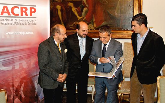 Reception and gift exchange at the Cordoba City Hall