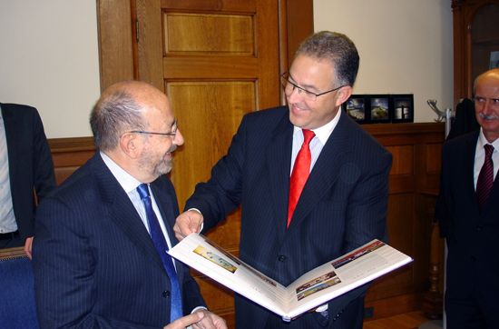 EUSA President Mr Gualtieri awarding the EUSA Book to the Mayor of Rotterdam Mr Aboutaleb