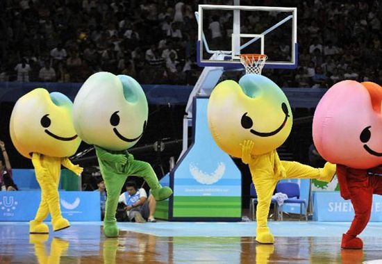 UU - mascot, entertaining the audience before each game