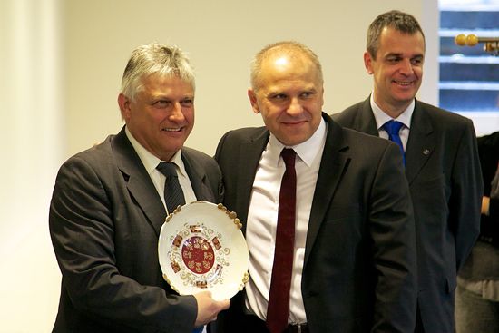 EUSA President Mr Roczek presenting a gift to FISU Secretary General Mr Saintrond