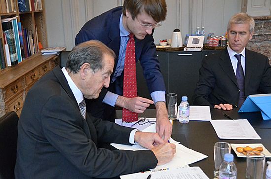 FISU President Gallien signs the Foundation's memorandum