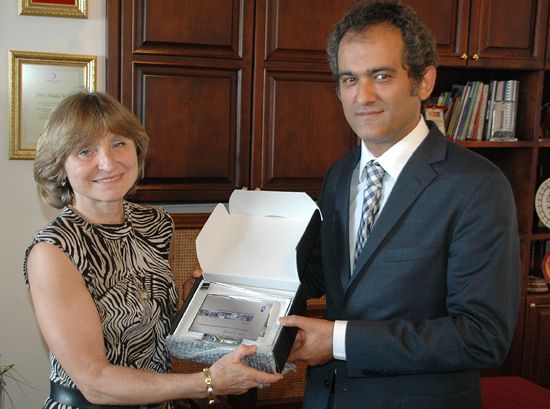 Rector of the University receives the EUSA Plaquette from Mrs Ertlova