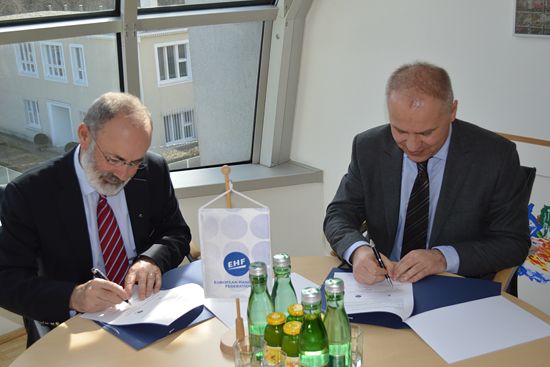 Signing the agreement between EHF and EUSA