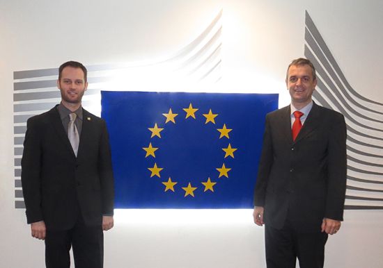 Mr Pisl and Mr Pecovnik in front of the European Commission logo