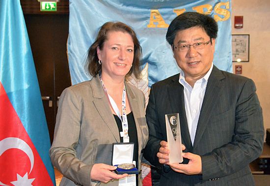 Gift exchange: FISU EC member Verena Burk and AIPS Vice-President Zhang Haifeng