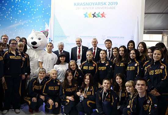 FISU delegation with the volunteers