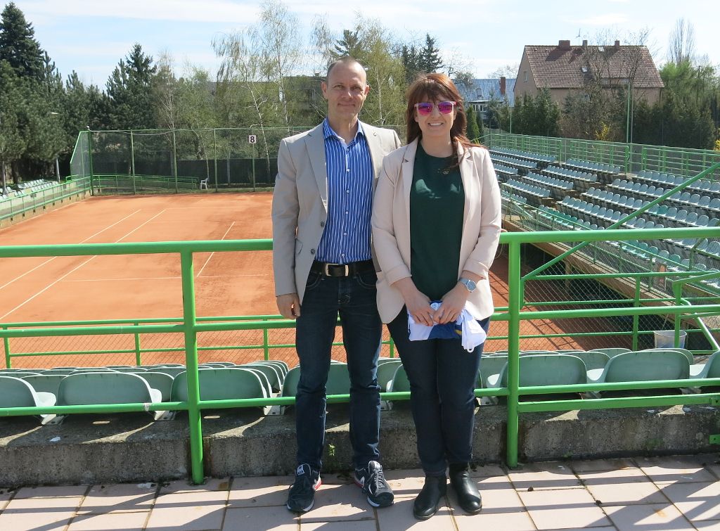 Mr Studer and Ms Wolowiec in front of the tennis courts