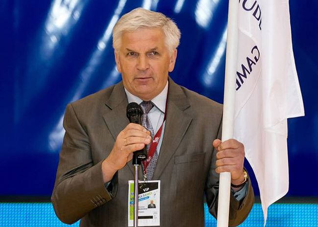 LASS President Mr Ceslovas Garbaliauskas, receiving the SELL Games Flag in 2014