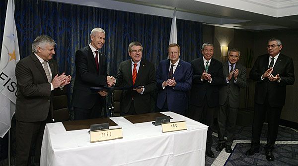 FISU and IOC representatives at the signing of the Memorandum of Understanding