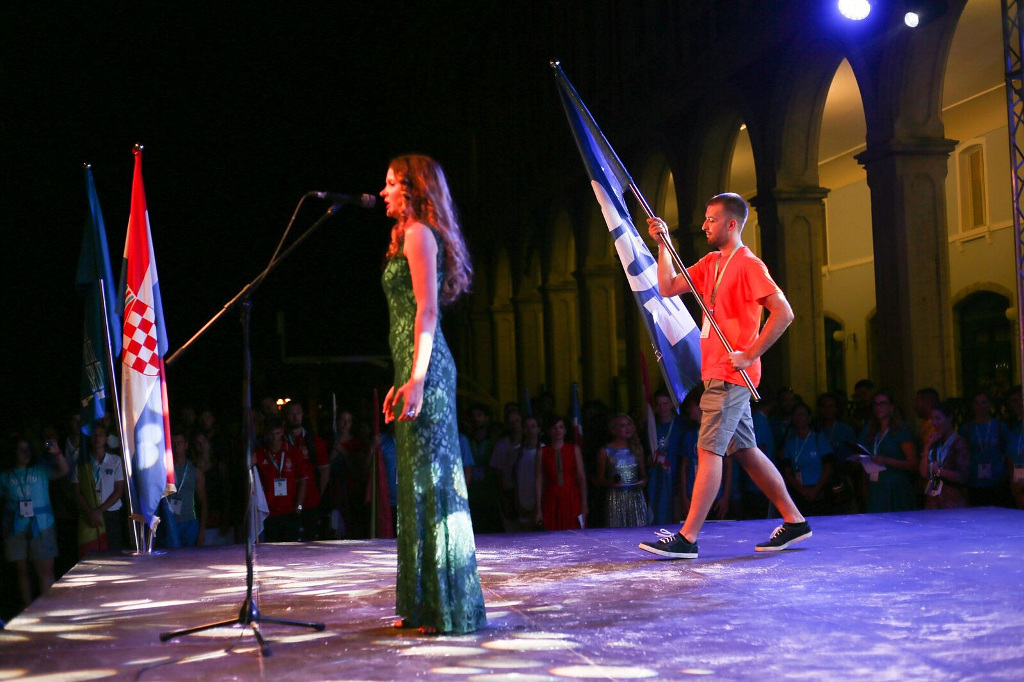 Entrance of EUSA flag, with Gaudeamus igitur performed live