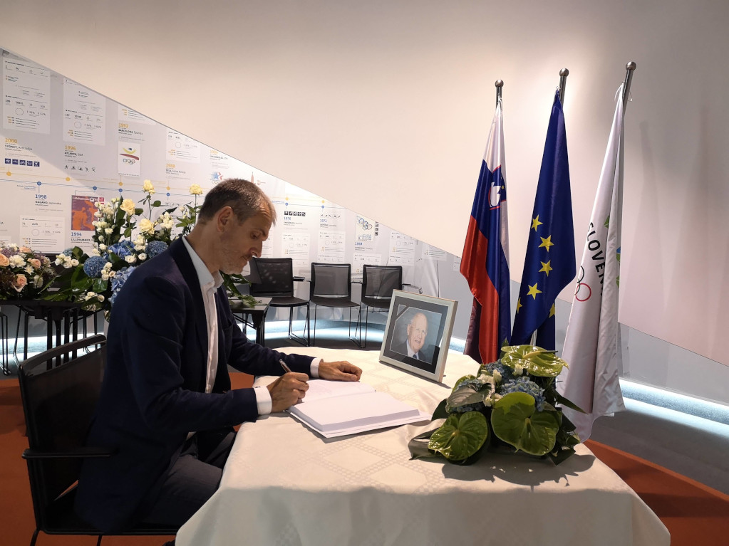 EUSA SG Mr Matjaz Pecovnik signing the book of mourning