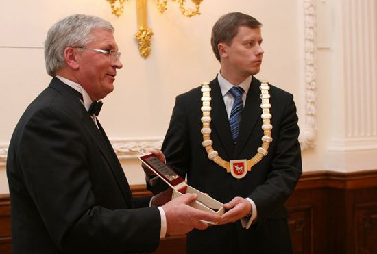 Mayor of Kaunas presenting an award to LSSA President